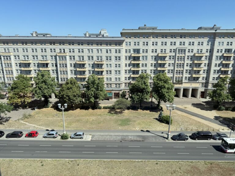 Gut vermietete 3-Zimmer-Wohnung im Henselmannbau, unweit dem Strausberger Platz ***Lift***Wannenbad***