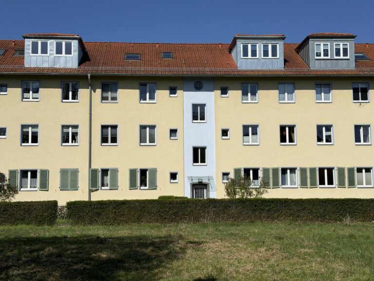„Wohnen auf zwei Ebenen“–Exklusive Maisonette mit Dachterrasse*** Laminat***EBK***Gäste WC***
