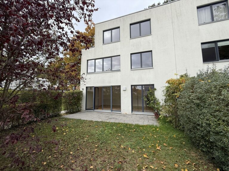 Attraktive Doppelhaushälfte mit zwei Terrassen, Garten und voll ausgebautem Dachstudio