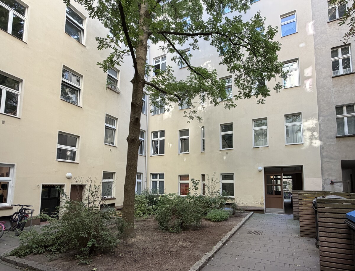 Blick zum Quergebäude