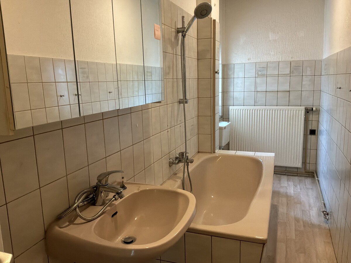 Geräumige Wohngung in zentraler Wonlage mit Balkon ***Wannenbad*** - Foto 4