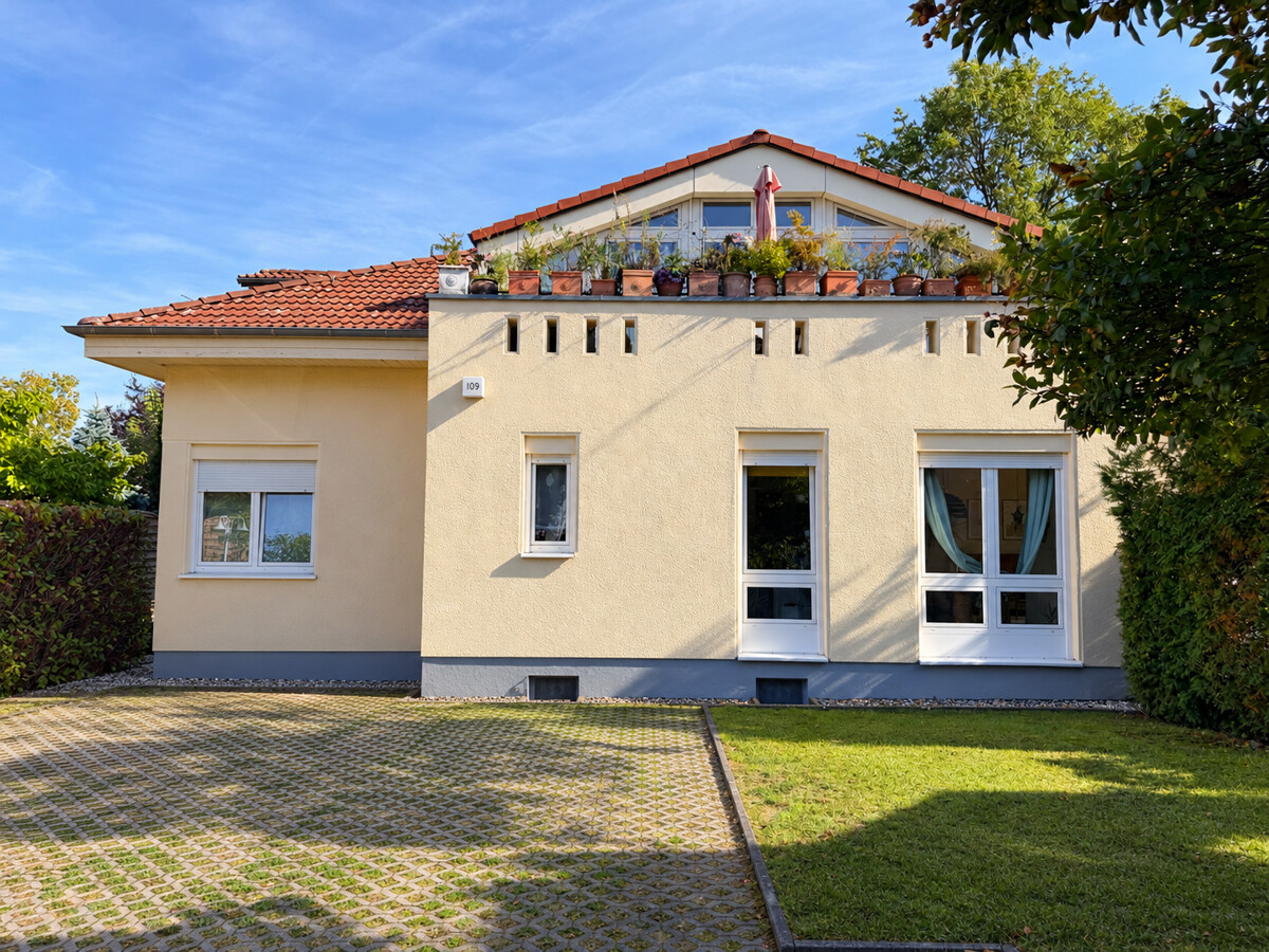 Hausansicht mit Blick zum Balkon