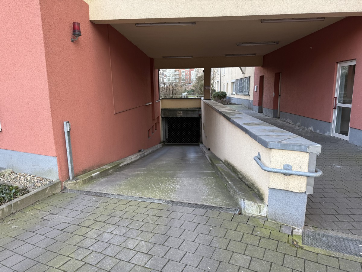 Blick zur Tiefgarageneinfahrt