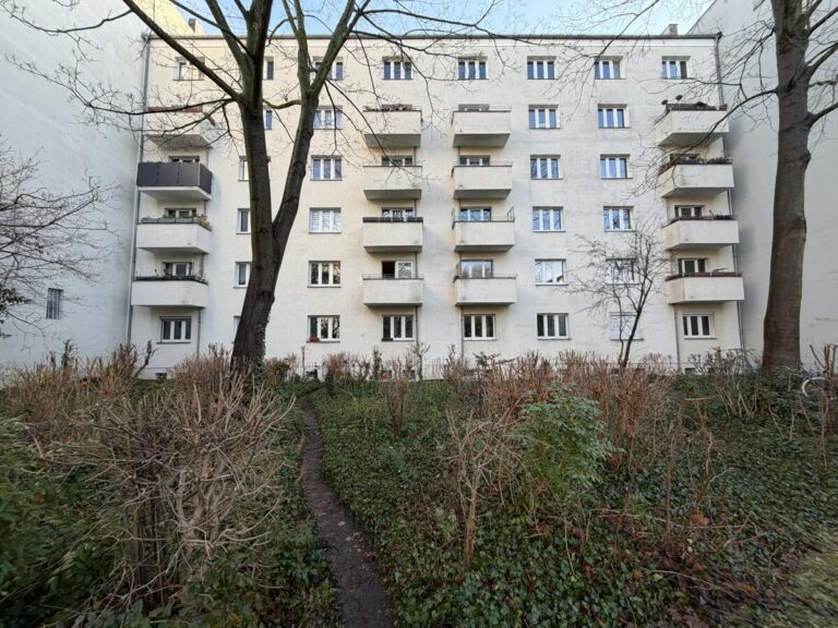 Bezugsfreie und geräumige Wohnung in City-Lage, unweit dem Volkspark am Weinberg ***Balkon***