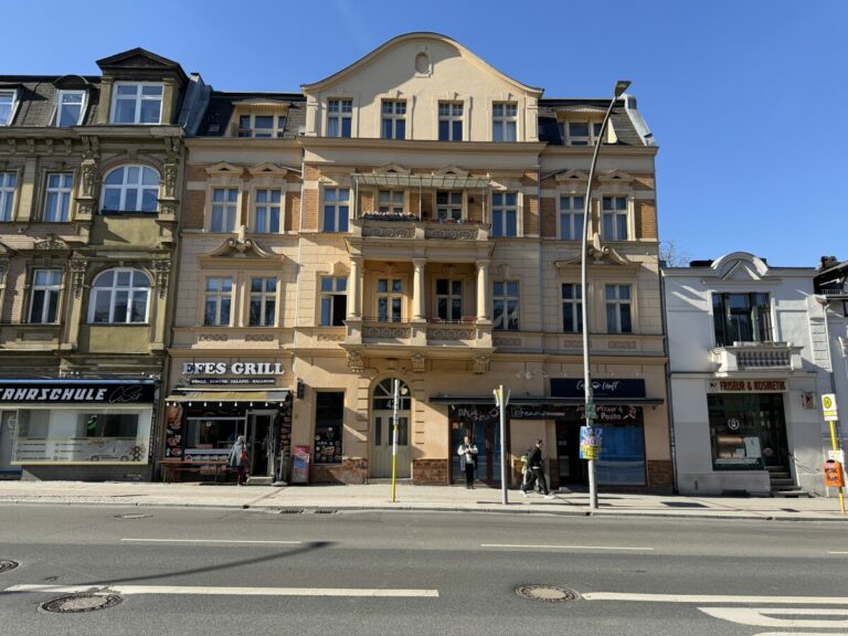 – Nachhaltiges Investment mit Perspektive –
MFH unter Ensembleschutz in zentraler Lage
(5 WE + 3 GE + Remise)