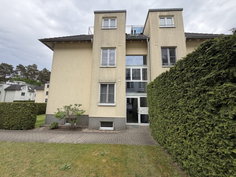 Vermietete Dachgeschosswohnung mit Südwest-Balkon, großer Dachterrasse und Stellplatz