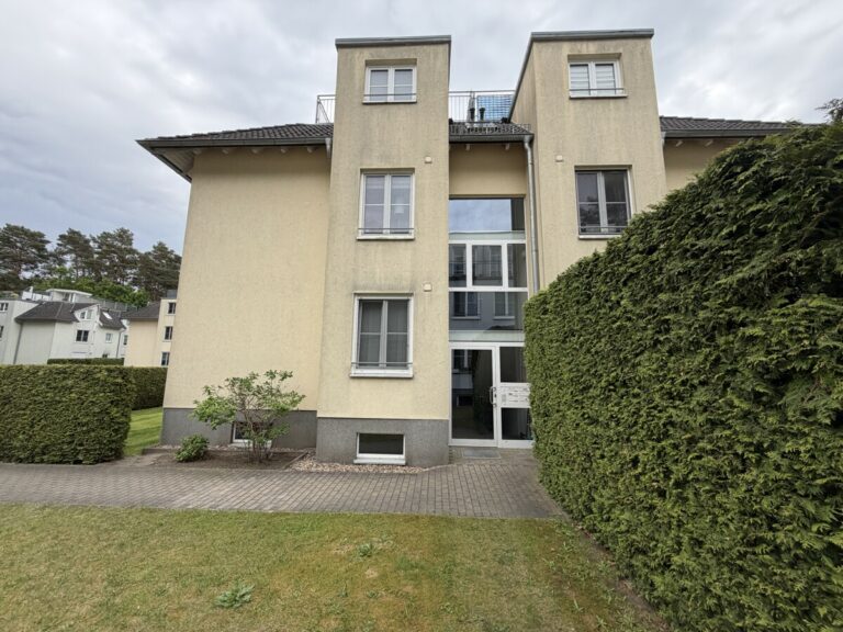 Vermietete Dachgeschosswohnung mit Südwest-Balkon, großer Dachterrasse und Stellplatz