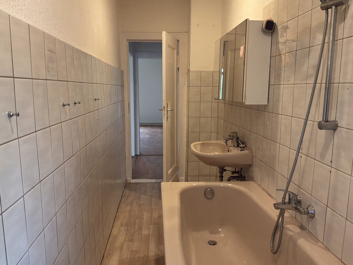 Geräumige Wohngung in zentraler Wonlage mit Balkon ***Wannenbad*** - Foto 3