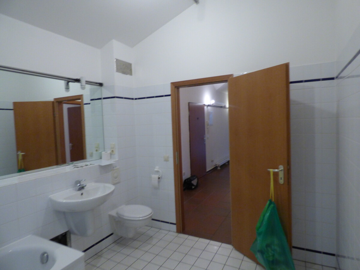 Großzügig geschnittene Dachgeschosswohnung in grüner Lage!! ***Wannenbad*** - Foto 2