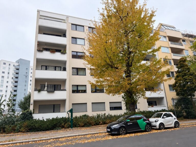 Wohnen nahe der City West – Bezugsfreie Balkonwohnung mit Wannenbad
