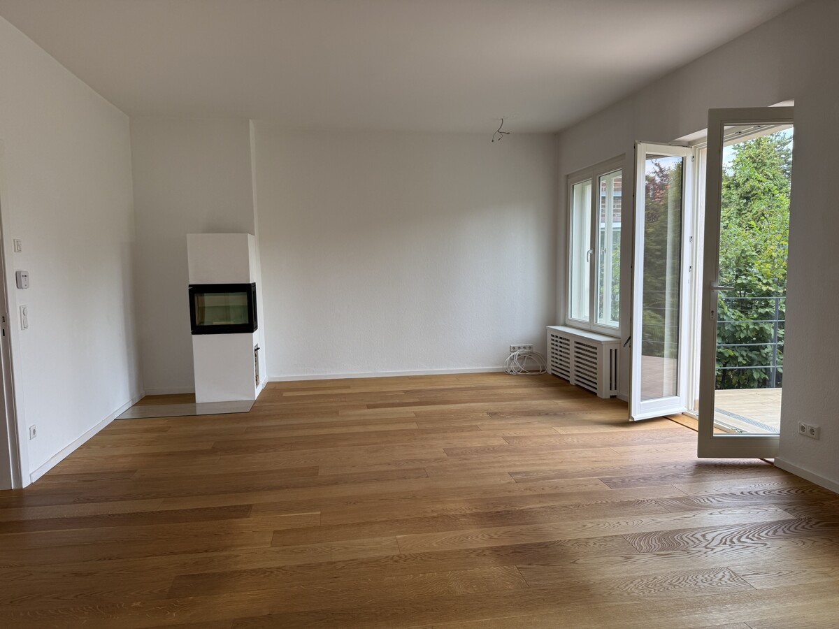 Wohnzimmer mit Blick zum Kamin