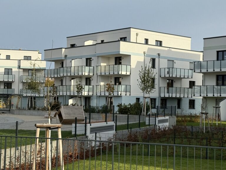 „Erstbezug nach Fertigstellung“ – Sonnige Terrassenwohnung am Rande Berlins
***Laminat**Dusche+Wanne***TG-Stellplatz***