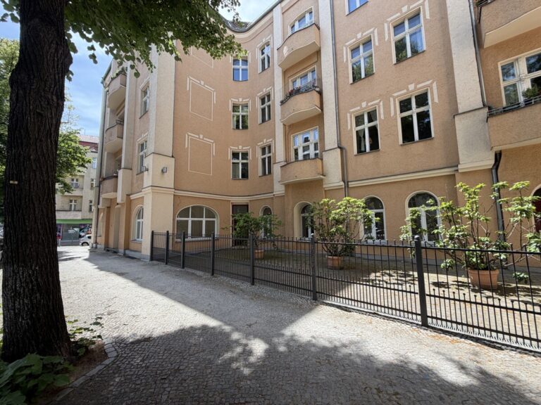 Repräsentative Büro- und Praxisfläche mit großzügigem Empfang und separaten Zugängen