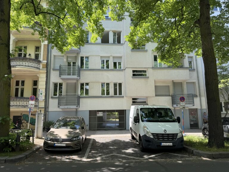 „Erstbezug nach Sanierung“ – Helle 2-Zimmer-Wohnung mit Balkon,  EBK und Aufzug- bezugsfrei