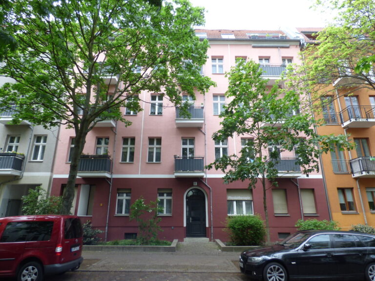 Großzügig geschnittene DG-Wohnung mit Balkon
***Laminatfußboden***Wannenbad***