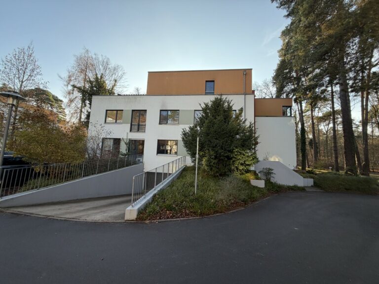 Großzügig geschnittene Familienwohnung mit großer Terrasse ***EBK***GästeWC mit Dusche***