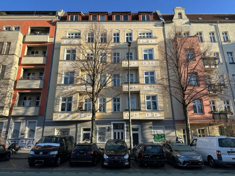 Bezugsfreie Altbauwohnung im Samariterviertel
***Balkon***Wannenbad***sep. WC***