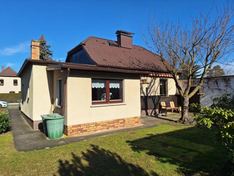 Kleinhaus auf gepflegten Grundstück