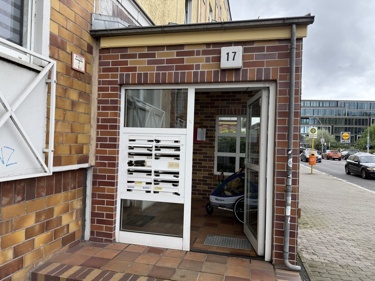 Hauseingangsbereich - von der Straße