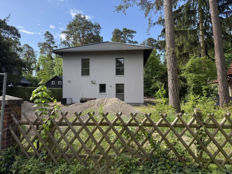 „Erstbezug“ – Modernes Zweifamilienhaus in ruhiger Wohnlage ***großer Balkon***EBK***Kfz***