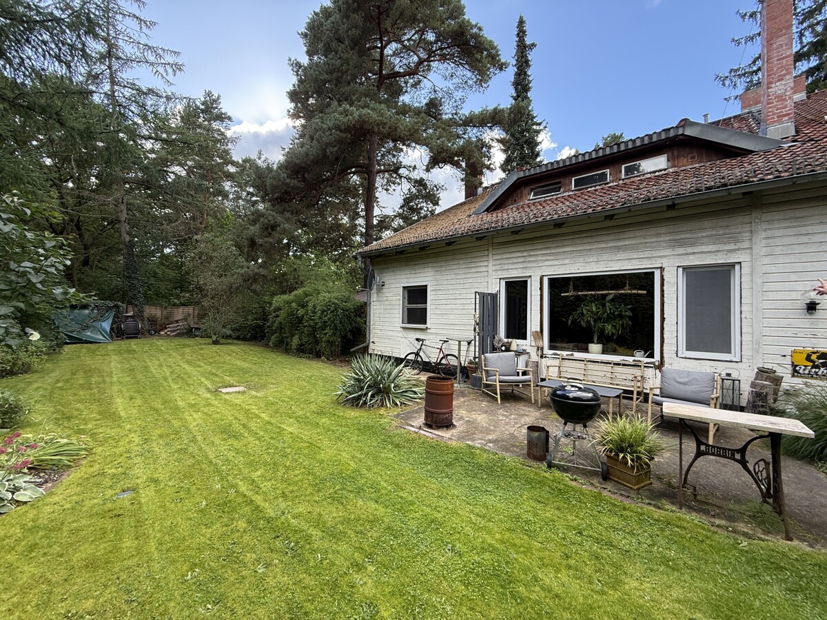 Hausansicht mit Blick in den Garten