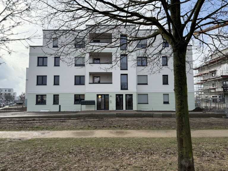 „Erstbezug nach Fertigstellung“ – Sonnige Terrassenwohnung am Rande Berlins
***Terrasse + Garten***TG-Stellplatz***