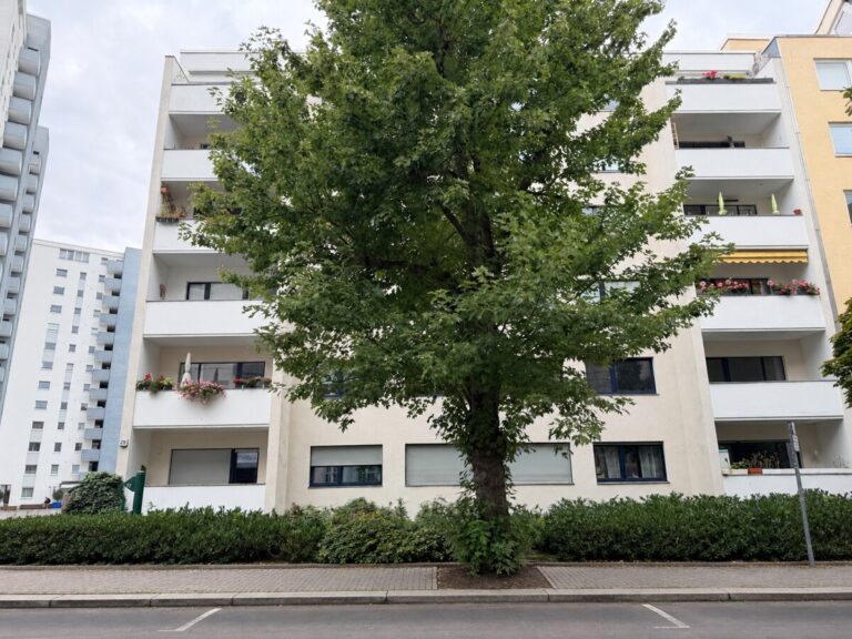 Wohnen nahe der City West – Bezugsfreie Balkonwohnung mit Wannenbad