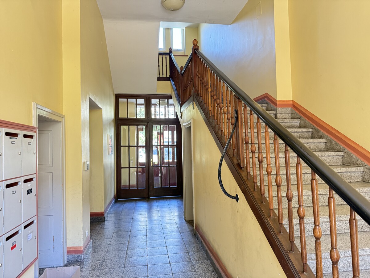 Blick zum Hauseingang - Treppenhaus