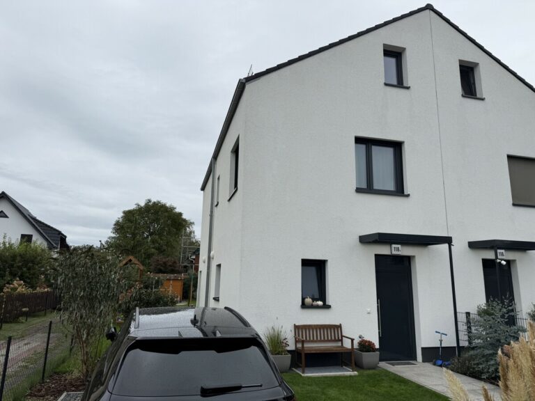 Vermietete DHH in ruhiger Wohnlage
***große Terrasse***Parkettfußb.***Kfz-Stellplatz***