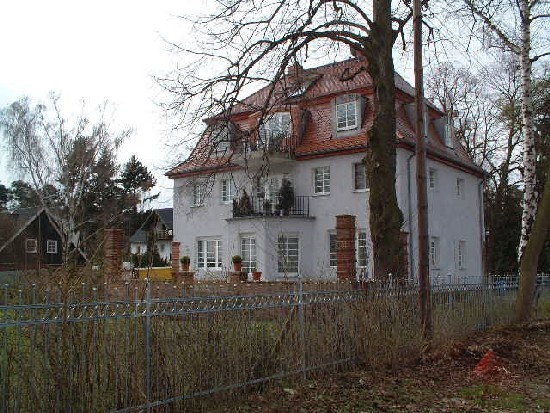 Mit Blick auf den Langen See; Sonnige 1-Raumwohnung in Luxusvilla