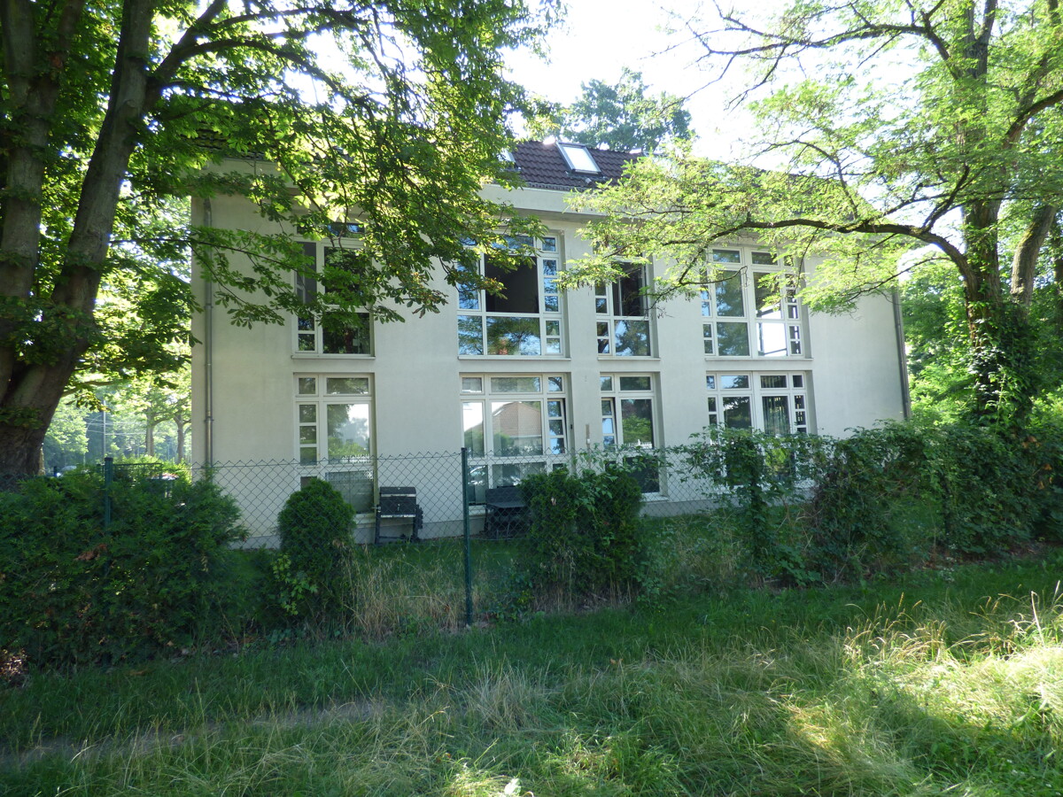 Großzügig geschnittene Dachgeschosswohnung in grüner Lage!! ***Wannenbad*** - Foto 4