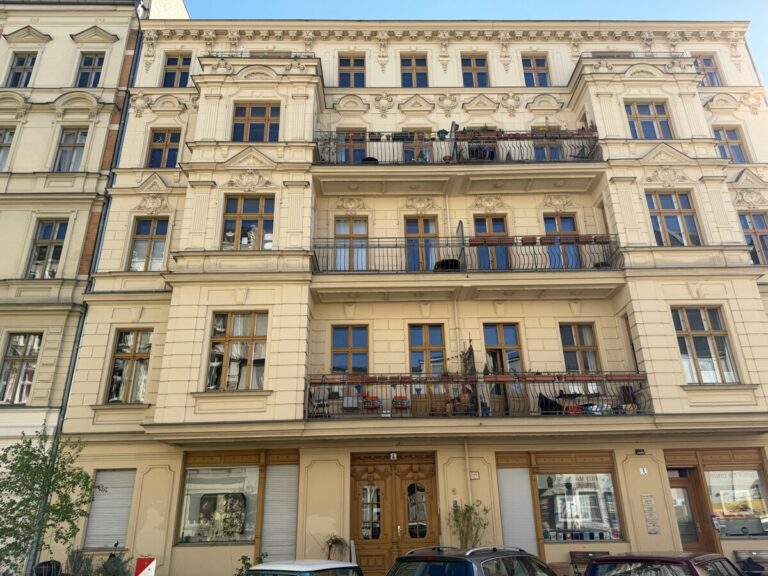 Wohnen im beliebten Bermannkiez, ruhig gelegene EG-Wohnung ***Laminat***EBK***möbliert***