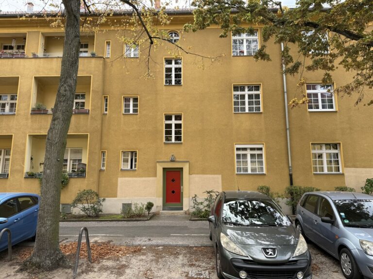 Geräumige Balkonwohnung in zentraler Wohnlage
***Laminat***Duschbad***