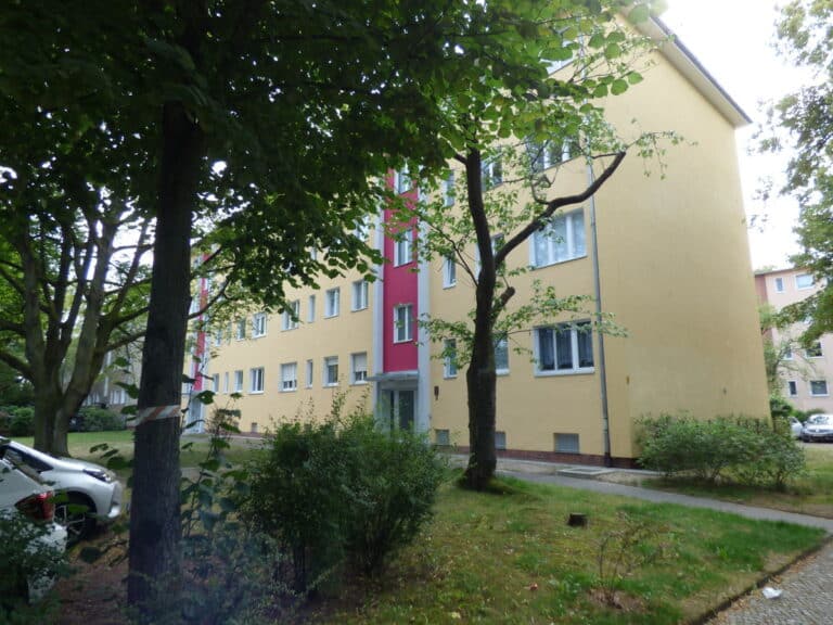 Sonnige Balkonwohnung in grüner Wohnlage, in Borsigwalde ***EBK***Laminatfußboden***