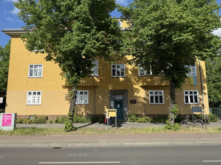 Gut vermietete Altbauwohnung, nahe WISTA ***Wintergarten***EBK***Wannenbad***