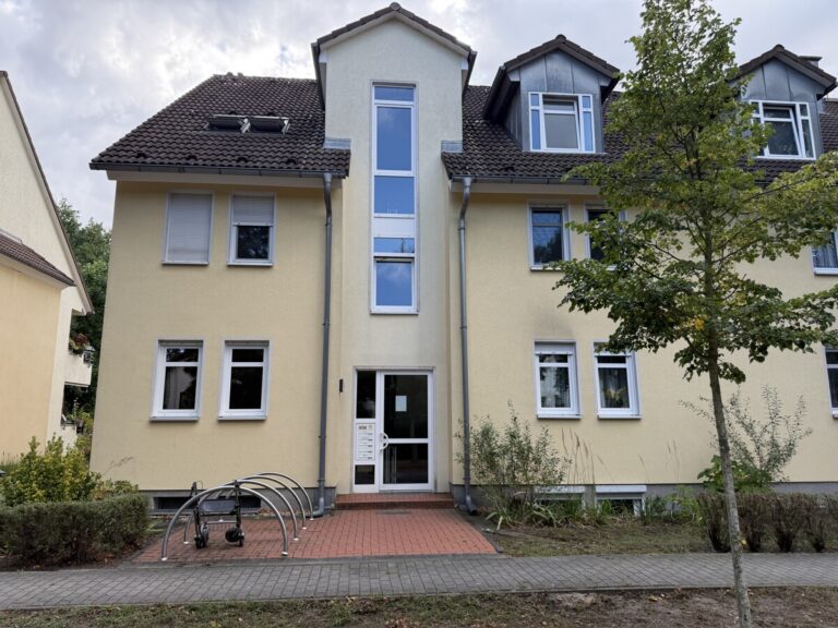 Wohnen im Grünen: Bezugsfreie 2-Zimmer-Wohnung mit Balkon und eigenem Stellplatz