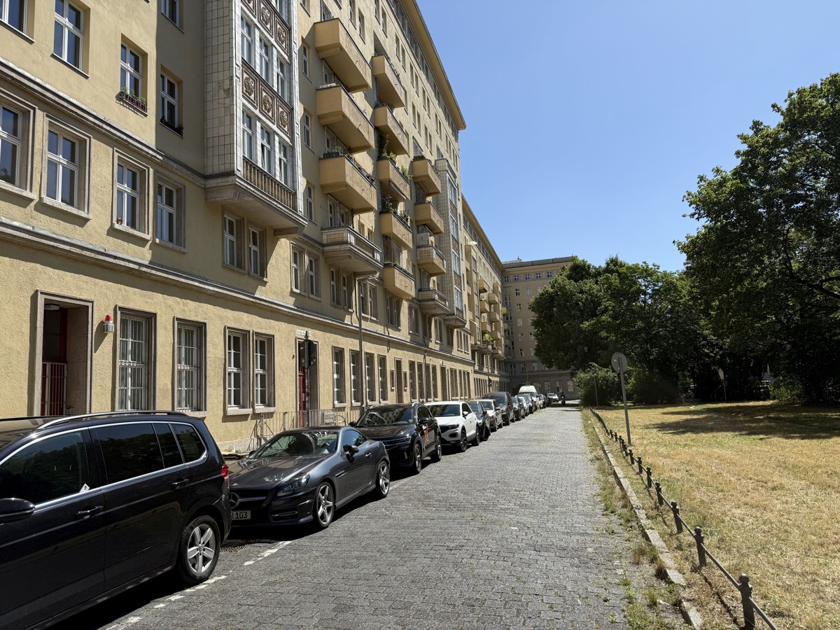 Blick in die Straße - hinter dem Haus