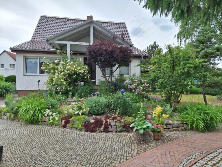 Saniertes und gepflegtes EFH mit großen Garten und Doppelgarage, in ruhiger Wohnlage