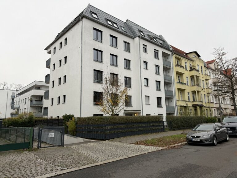 Großzügig geschnittene Familien-Wohnung, unweit der Königsheide
***2 Balkone***Parkett***Lift***TG-Stellpl.***