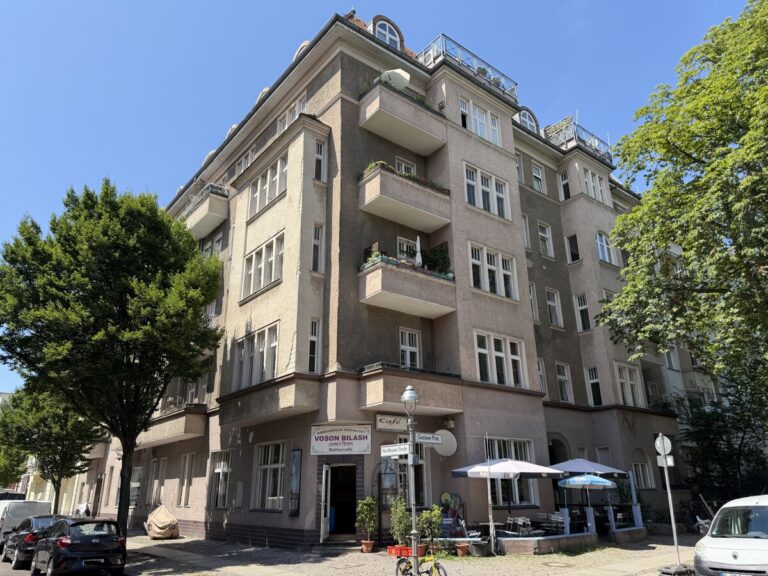 Erstbezug nach Sanierung – stilvolle Altbauwohnung mit Aufzug und Balkon gefragter Wohnlage