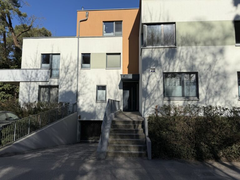 Großzügig geschnittene Familienwohnung mit großer Terrasse ***EBK***GästeWC mit Dusche***