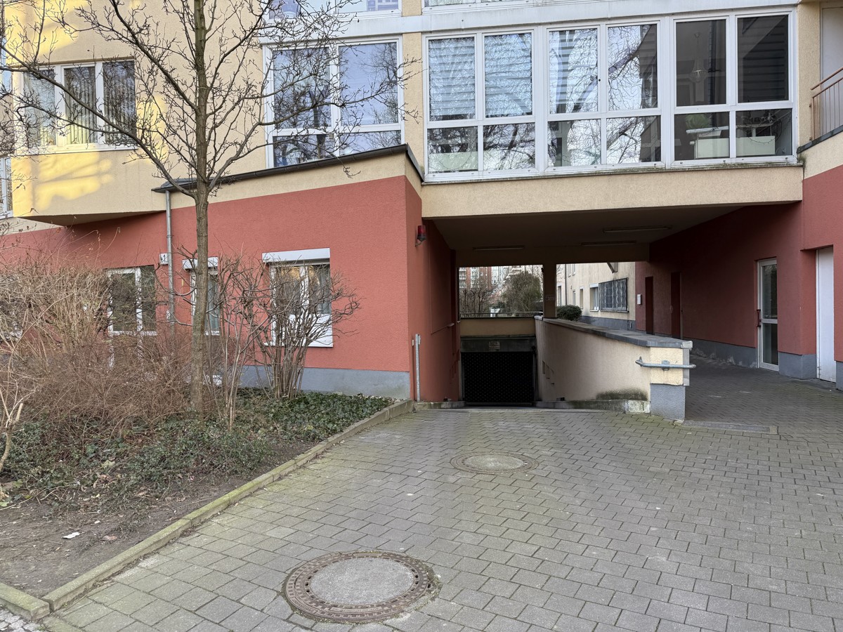 Blick zur Tiefgarageneinfahr