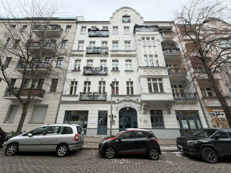 Altbau-Büro mit Charakter – flexible Raumstruktur in begehrter Prenzlauer-Berg-Lage, mit drei separaten Zugängen