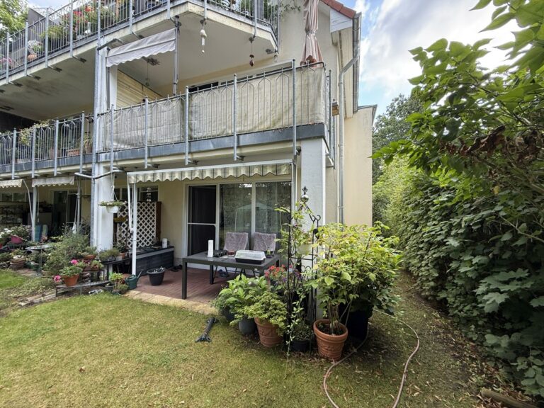 Repräsentative Stadtvilla in grüner und ruhiger Wohnlage mit Sonnenterrasse***Bezugsfrei zum 01.10.2025***Wannenbad***Kfz-Stellplatz***
