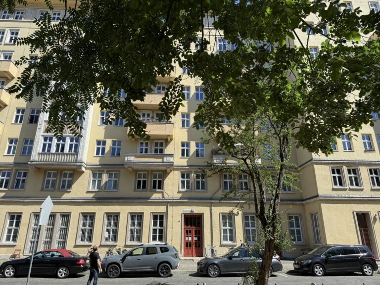 Bezugsfreie 3-Zimmer-Wohnung im Henselmannbau, unweit dem Strausberger Platz ***Lift***Wannenbad***